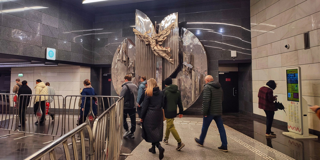 Московское метро: Икар перемещен, собаке по-прежнему трут нос, а Третьяковскую ободрали