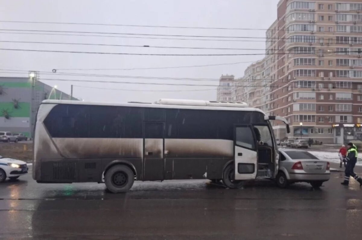    В Тольятти водитель Ford госпитализирован после столкновения с автобусом