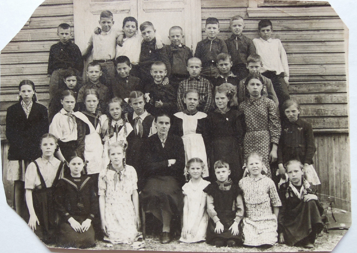 Пикалёвская средняя школа. 4 класс с учителем Л.А. Лийв. 
Виктор Башмаков (сверху 2-ой ряд, 1- й справа). 1952 год.