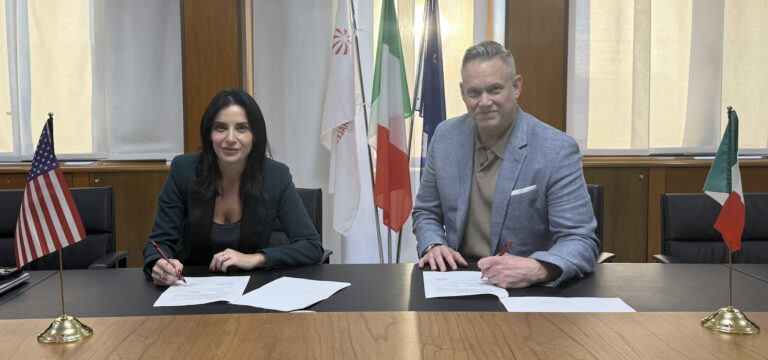 Соглашение между e-GEOS и Umbra подписали Милена Лерарио, генеральный директор e-GEOS, и Райан Маккинни, директор по глобальному дистанционному зондированию в Umbra.