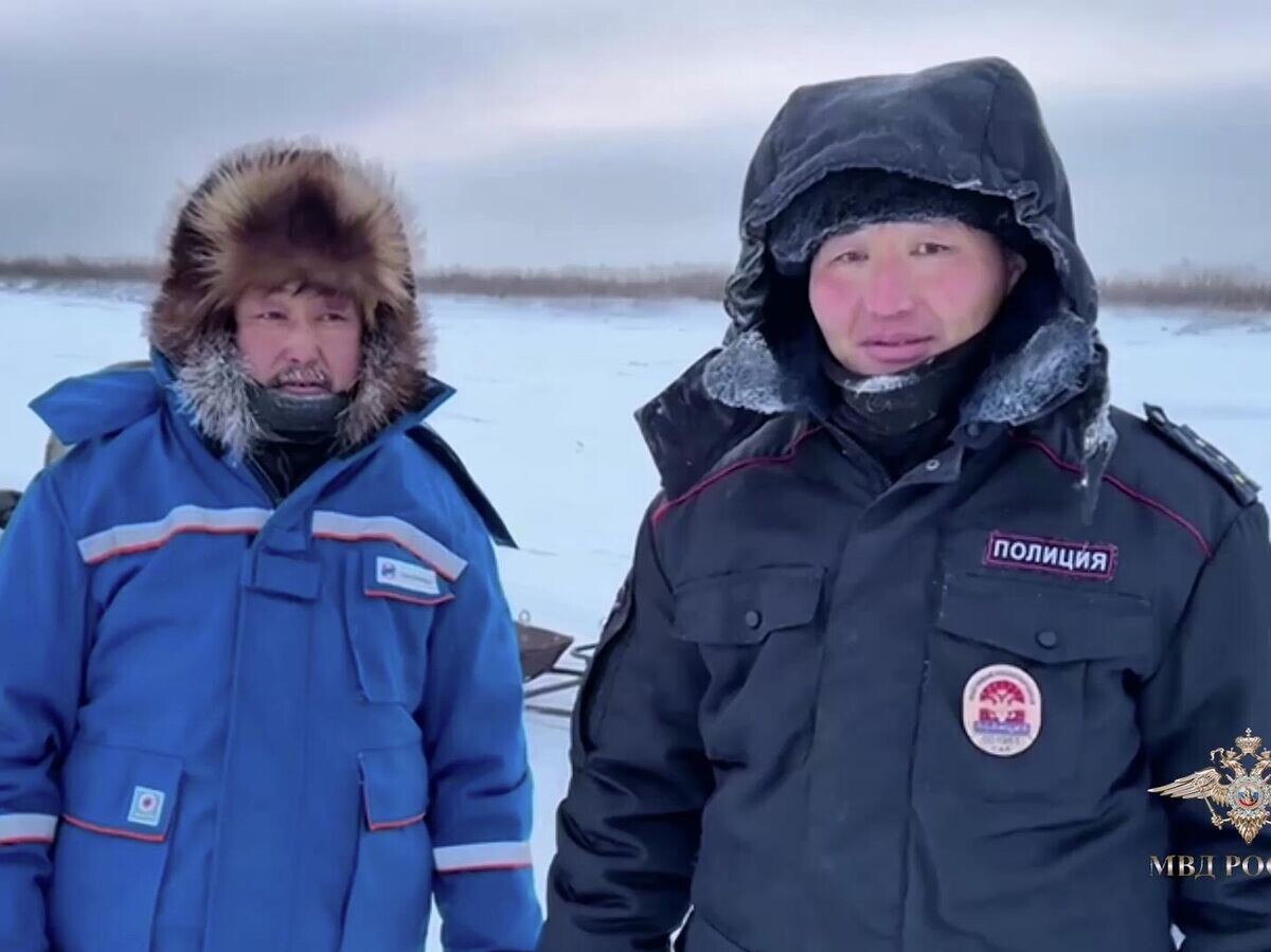    Полицейский спас подростков, заблудившихся на морозе в Якутии | © Ирина Волк/Telegram