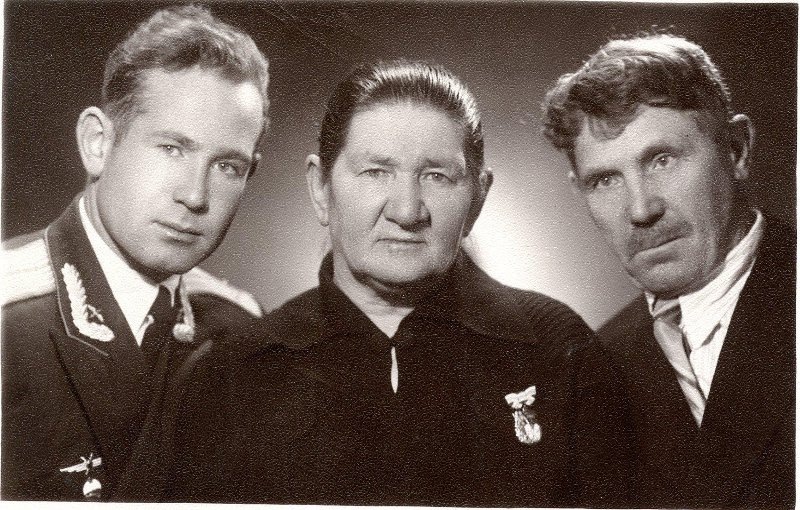 Алексей Леонов с родителями (мать Евдокия Минаевна, отец Архип Алексеевич). / ГБУК "КОИХМ"/ goskatalog.ru