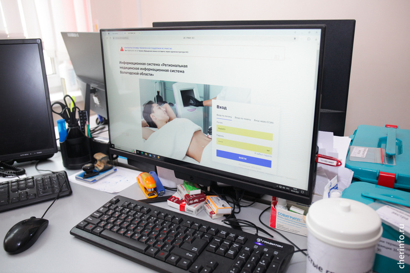    Во время телеконсультаций врачи не только принимают пациентов, но и общаются с коллегами, чтобы согласовать лечение с узким специалистом.