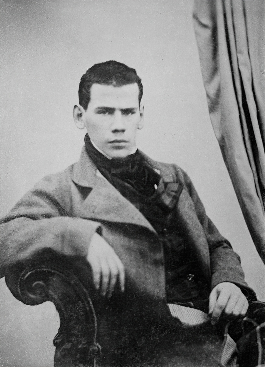 Толстой в возрасте 20-ти лет (самая ранняя фотография писателя) / commons.wikimedia.org