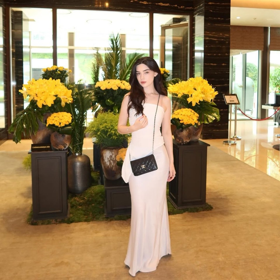    Что Маша приехала в Турцию, увидел ее подписчик и пригласил на праздник. Фото: соцсети