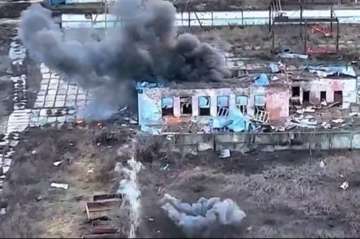    Взрыв после удара БПЛА разрушил здание с боевиками ВСУ в Сумской области