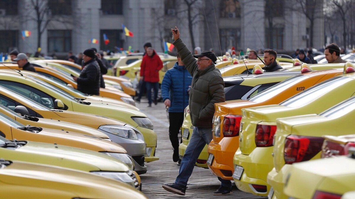 Акция протеста таксистов у здания парламента в Бухаресте с требованием введения налога для водителей сервисов Uber и BOLT. Фото: ROBERT GHEMENT, ЕРА
