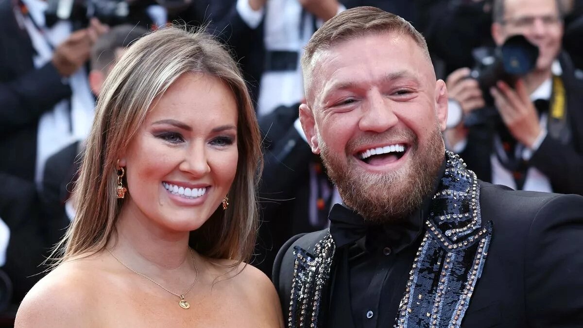 Ди Девлин — ирландская бизнесвумен, известная в первую очередь как давняя спутница жизни и недавно вышедшая замуж за всемирно известного бойца смешанных единоборств (UFC) Конора Макгрегора. Она прошла с ним путь от безвестности до мировой славы, оказывая ему огромную поддержку на протяжении всей его карьеры.