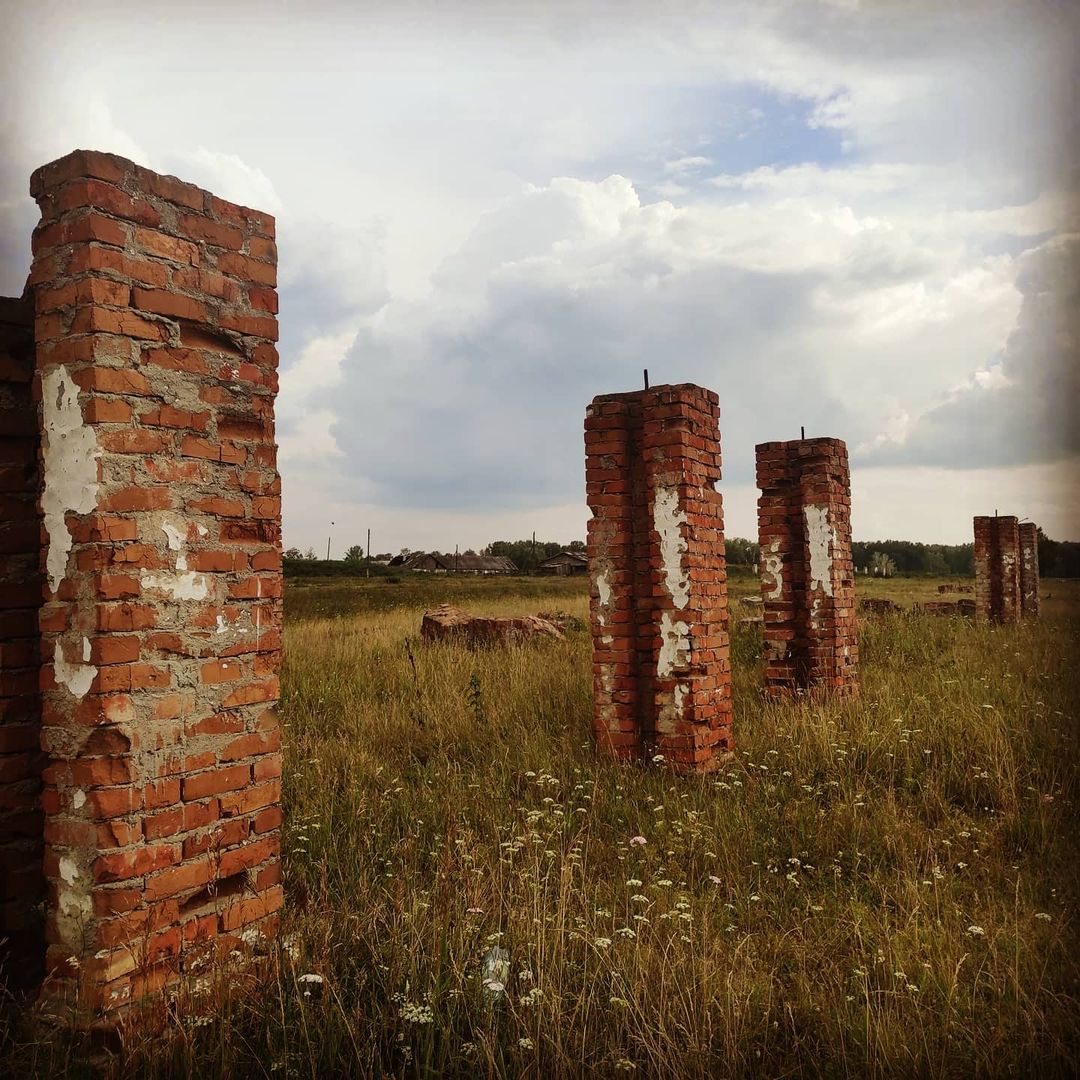 фото мое....тут газовый склад раньше был,а там позади, остатки ферм. Сейчас и их нет