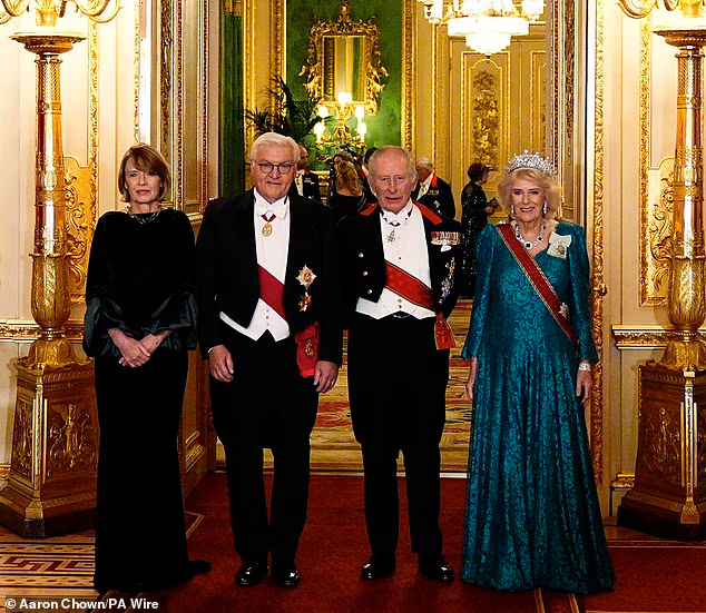 Общее фото Чарльза и Камиллы с президентом Германии Франком-Вальтером Штайнмайером и его супругой Эльке Бюденбендер. Источник фото: dailymail.co.uk