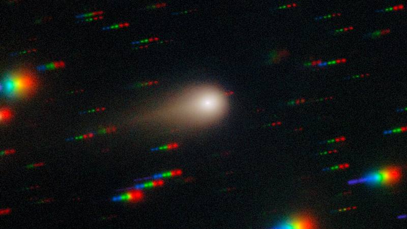 На новом впечатляющем изображении, полученном с помощью обсерватории Gemini South, комета 3I/ATLAS демонстрирует свой растущий хвост. Авторство: Международная обсерватория Gemini/NOIRLab/NSF/AURA/Shadow the Scientist. Обработка: Дж. Миллер и М. Родригес (Международная обсерватория Gemini/NSF NOIRLab), Университет Аляски в Анкоридже/NSF NOIRLab, М. Замани (NSF NOIRLab).