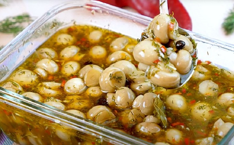 Быстрые маринованные шампиньоны: закуска, которая поражает вкусом и скоростью приготовления
