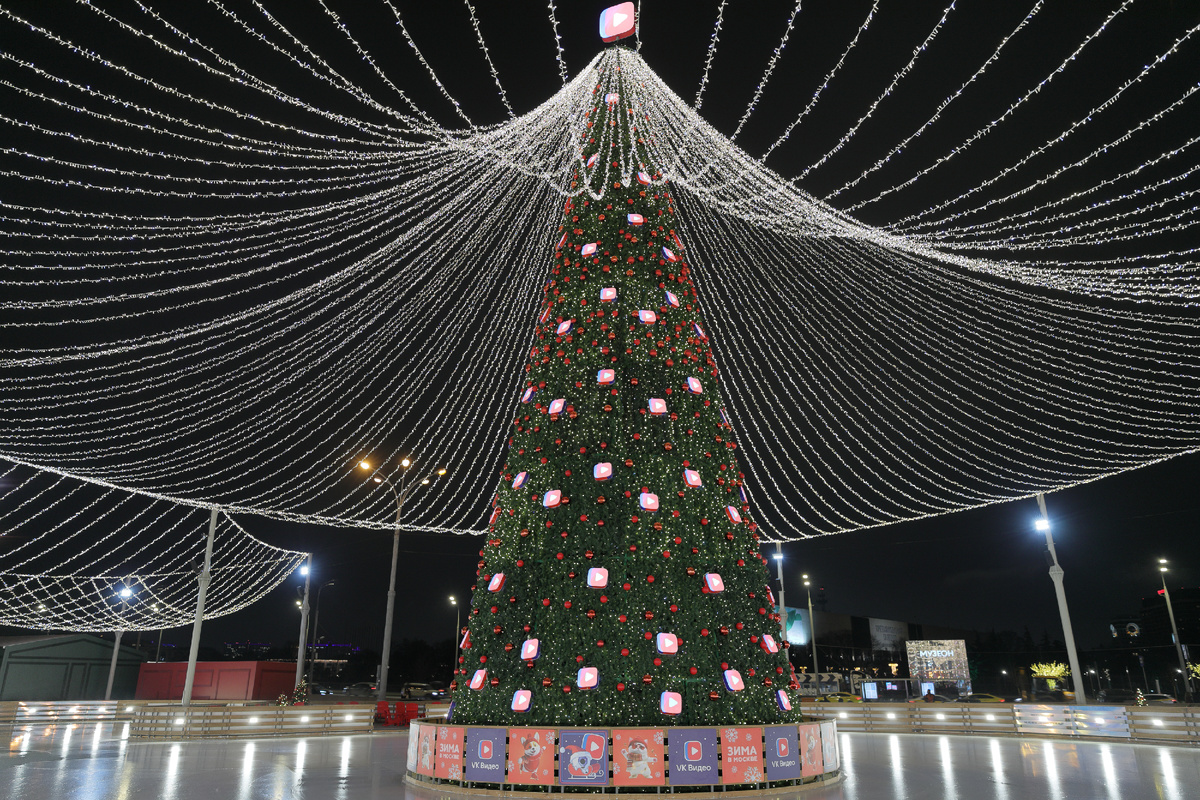 Елка у главного входа в Парк Горького