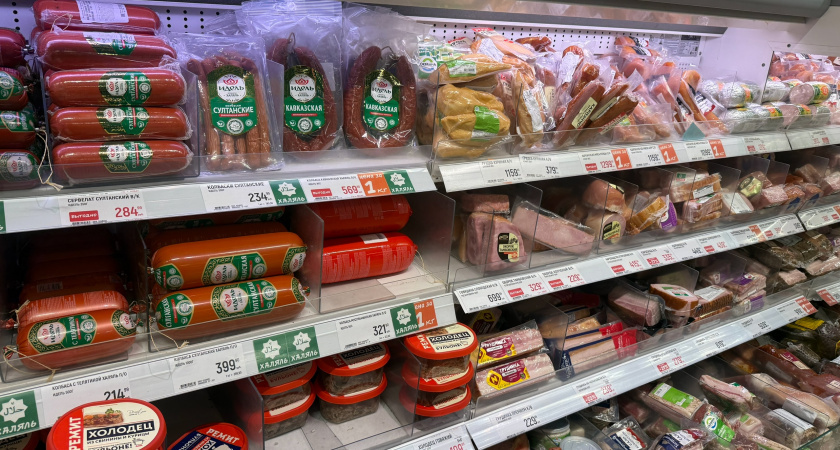 Вместо мяса "мясной клей" в говяжьих сардельках и колбасе: Росконтроль и Россельхознадзор предупредили, чем опасен черный список