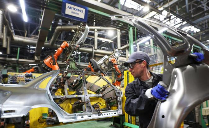 "Мы работать с такими машинами не будем". Механики, разобравшие "внутрянку" Lada Vesta 2022 года выпуска, были в ярости от увиденного