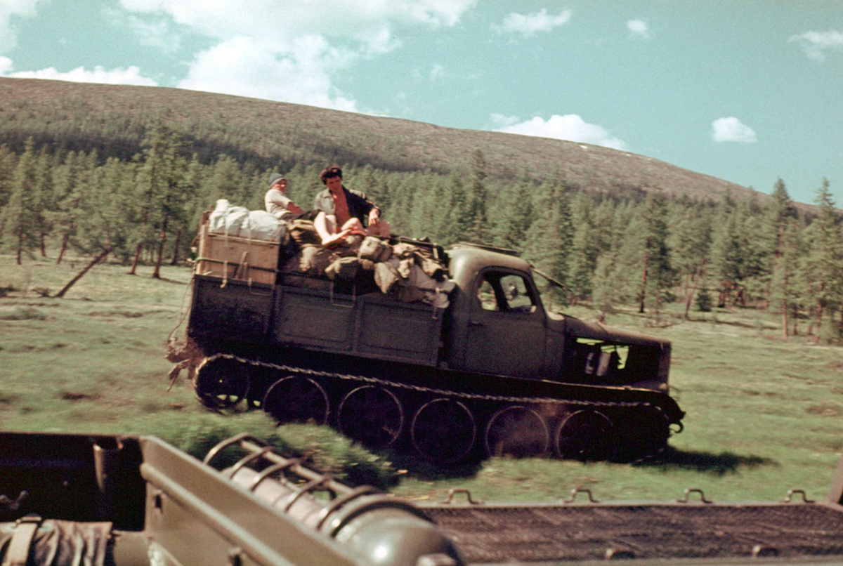 Навьюченный легкий артиллерийский тягач АТЛ-5 в пути