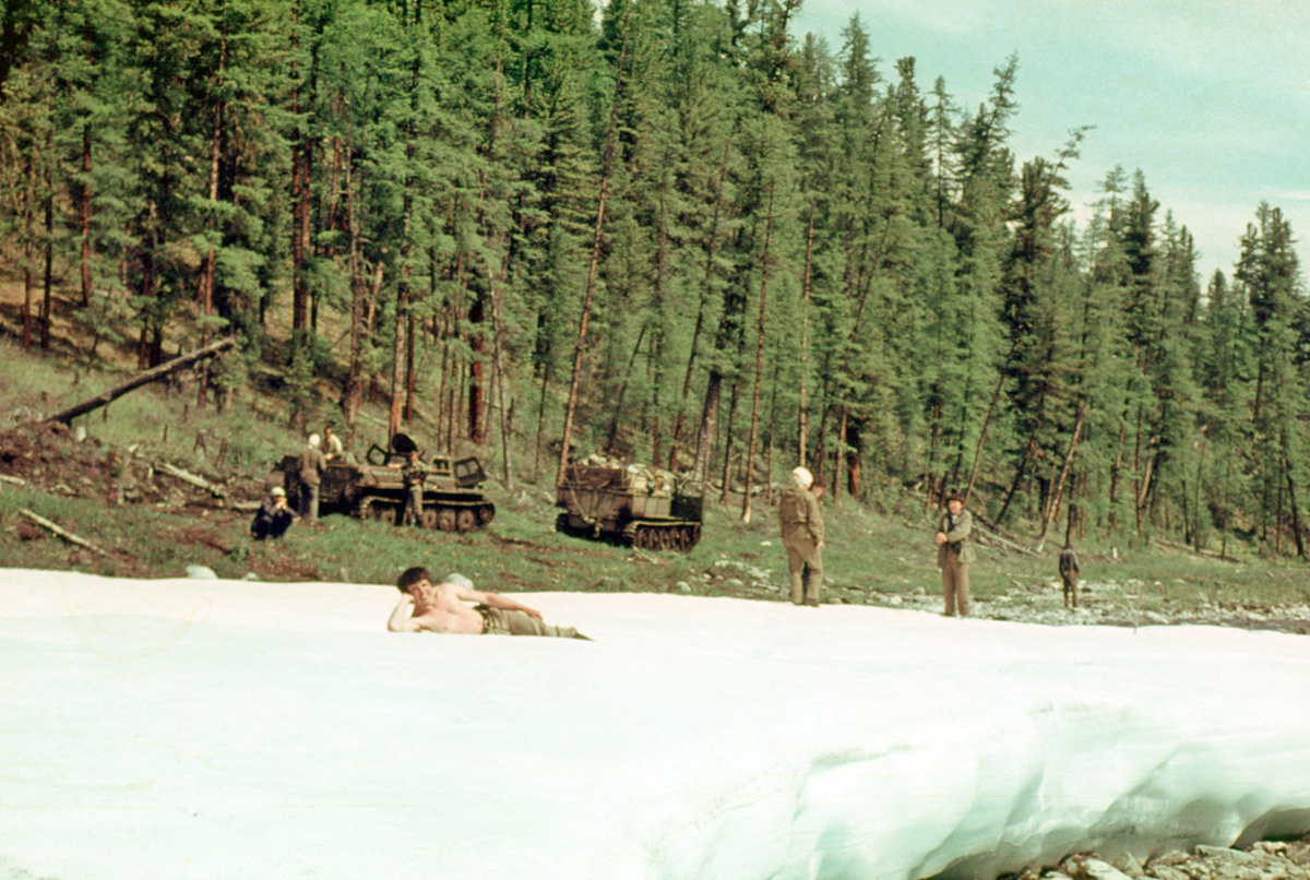 Теплая наледь в долине реки Хуша-Гол
