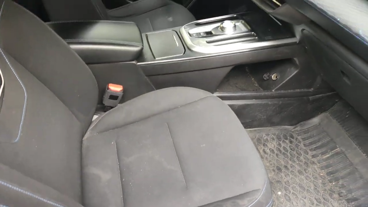 Сиденья постоянно чем-то испачканы