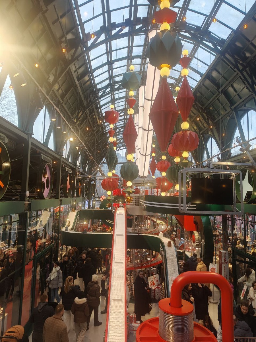 Действительно фабрика подарков. Лента двигается и на неё закреплены игрушки. 