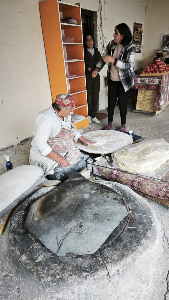 Я думала, что знаю, что такое лаваш. Пока не приготовила его своими руками. Рассказываю, почему мастер-класс с травами, сыром и огнём стал одним из самых тёплых впечатлений в Армении.