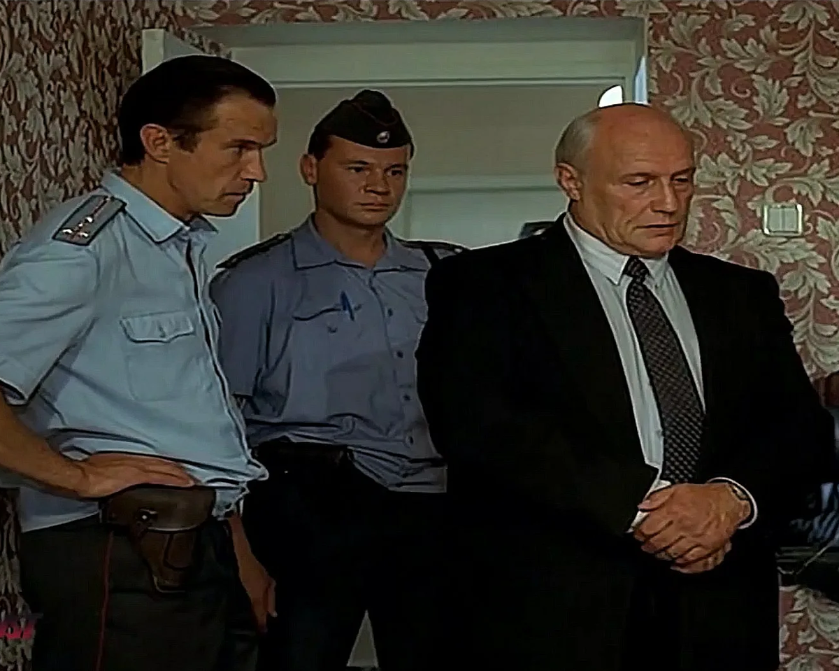 Полковник милиции, участковый и капитан, старший опергруппы на квартире насильников.