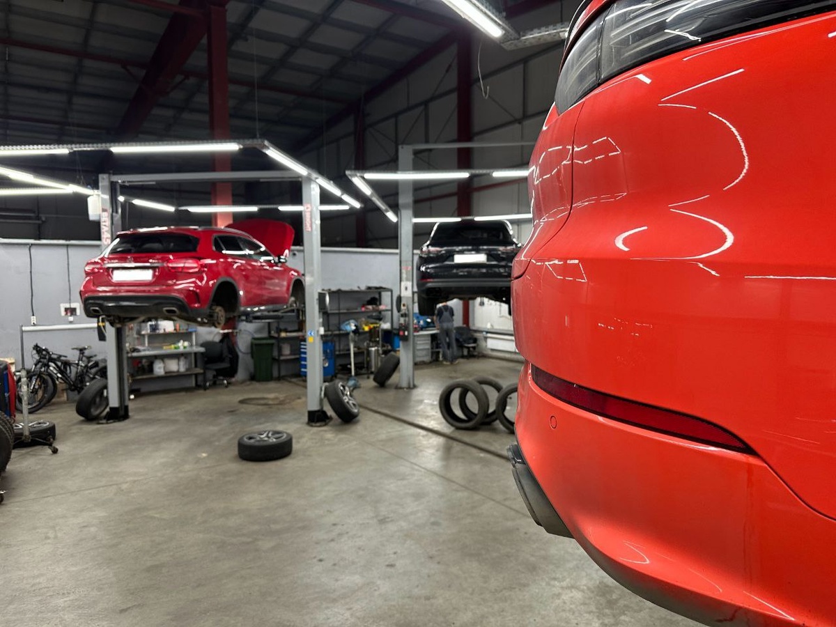 В автотехцентре Штутгарт Гараж обсулужаются автомобили брендов BMW, Porsche и Mercedes-Benz.