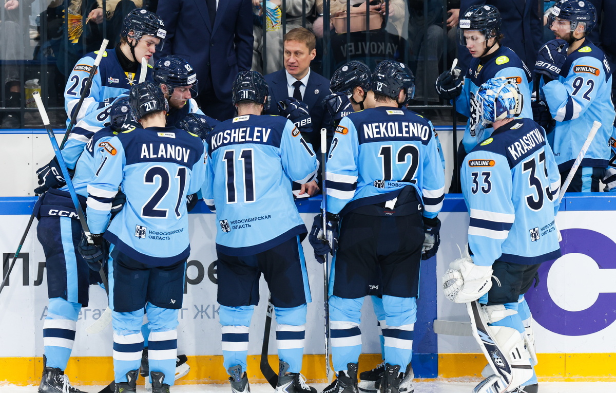     И. о. главного тренера "Сибири" Ярослав Люзенков и игроки команды  Кирилл Кухмарь/ТАСС