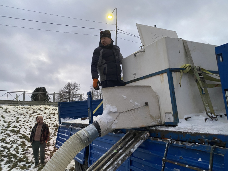    Две тысячи мальков семги и лосося по шлангу выпустили в реки КарелииМинсельхоз Карелии