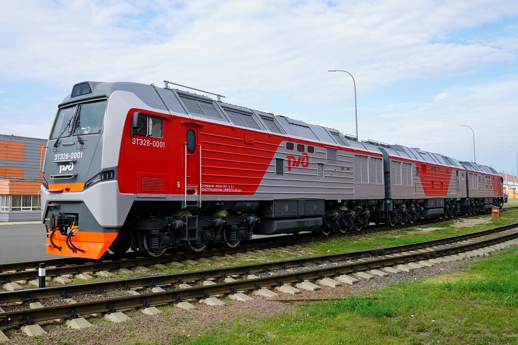 Тепловоз 3ТЭ28-0001. Россия, Брянская область, Брянский машиностроительный завод. Источник фото: ru.wikipedia.org Авторство: Дмитрий Закутный. RailGallery (photo), CC BY 4.0, https://commons.wikimedia.org/w/index.php?curid=128423395