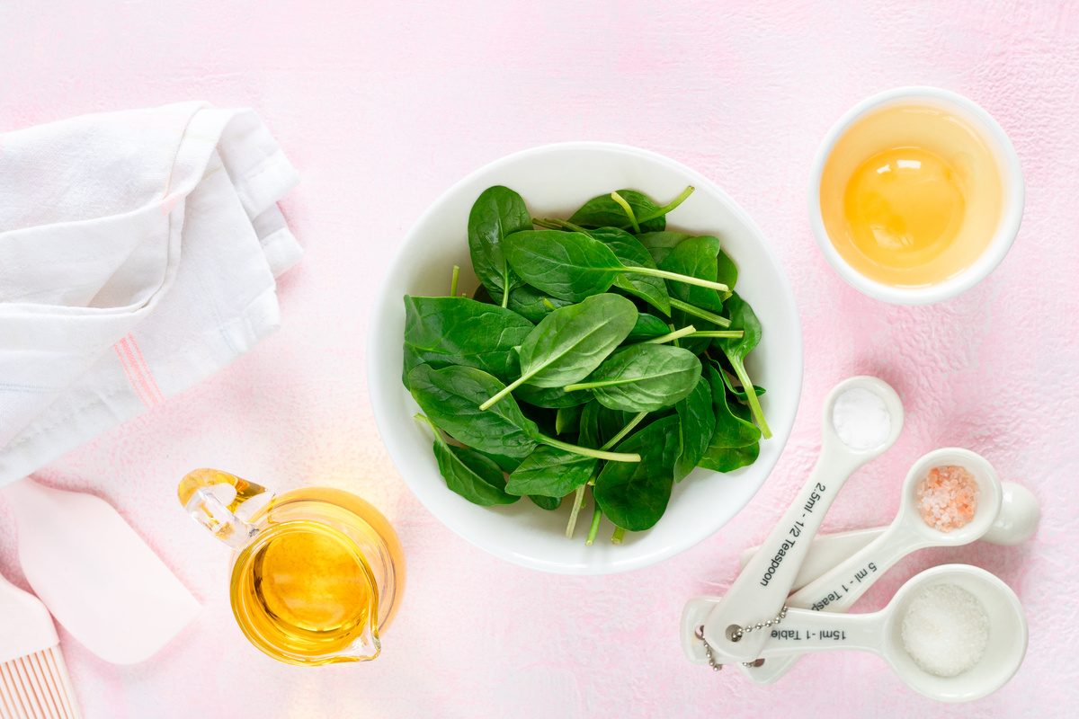 Для маски необходимы шпинат, мёд и немного пивных дрожжей