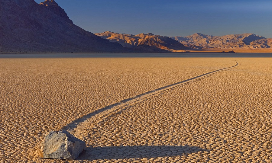 Загадка живых камней Долины Смерти: как камни весом в полтонны «гуляют» по дну озера
