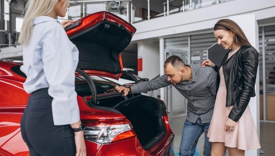 Всего один признак выдаёт дилера, который навяжет допы на 200–300 тысяч. Рассказываю, как его вычислить за 10 секунд