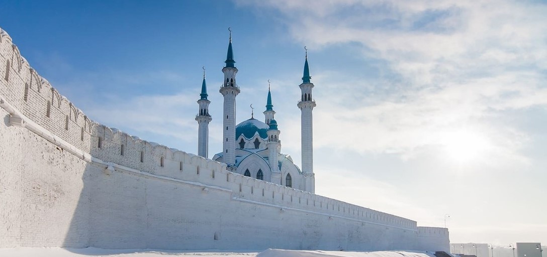 Разнообразие праздничных предложений позволяет каждому найти свой идеальный сценарий: любителей уличных гуляний ждут яркие мероприятия на городских площадях, тем, кто предпочитает тёплую атмосферу, готовы распахнуть двери театры, музеи и концертные залы.