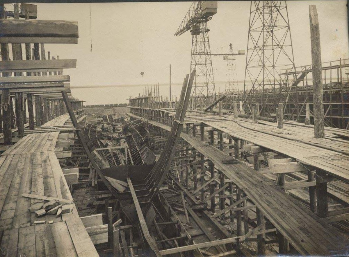 Начало постройка крейсеров в 1914-1915 года на Рисско-Балтийском заводе, первые шпангоуты на стапеле.