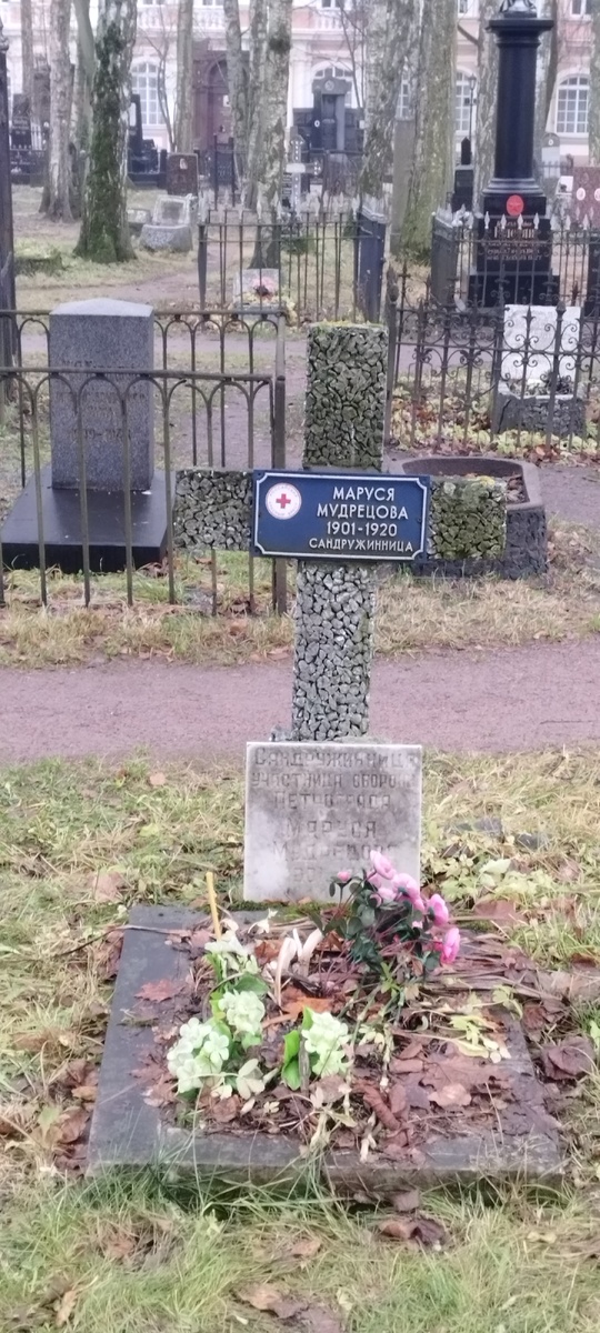 Напротив входа в храм - небольшое кладбище. И с другой стороны - там похоронен Собчак. 