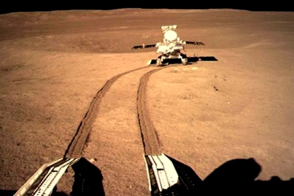 Луна, китайский снимок: Луна коричневая. я сохранил на карте памяти официальный снимок агентства Синьхуа 2013 г.