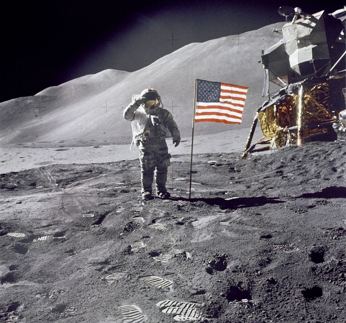 А вот цвет “Луны” со снимков, опубликованных НАСА…