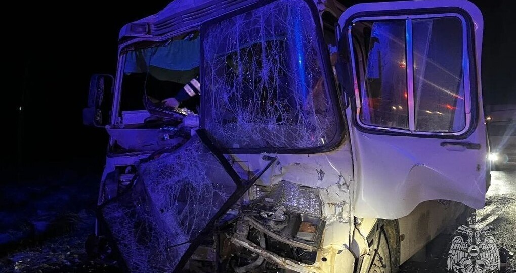 Водитель автобуса разбился при столкновении с грузовиком в Палехском районе