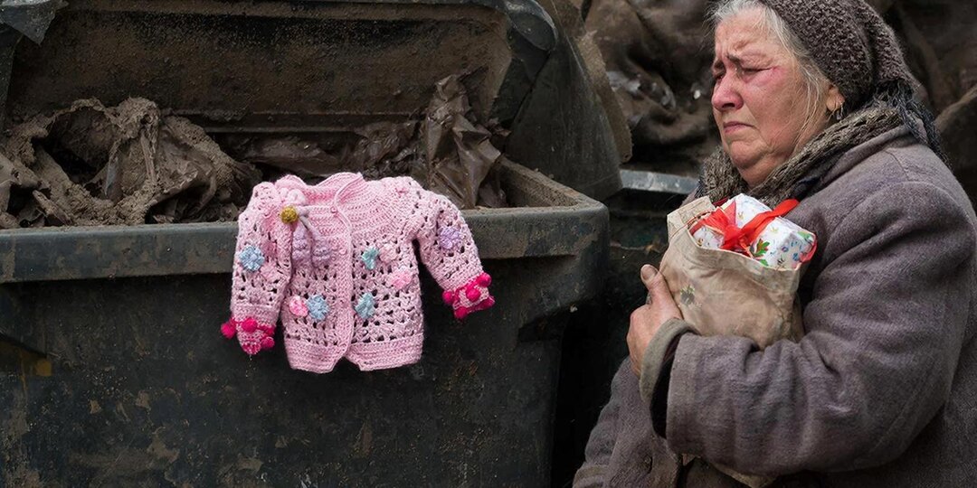 Невестка выбрасывала мои подарки внукам в мусорку, думая, что я не узнаю...