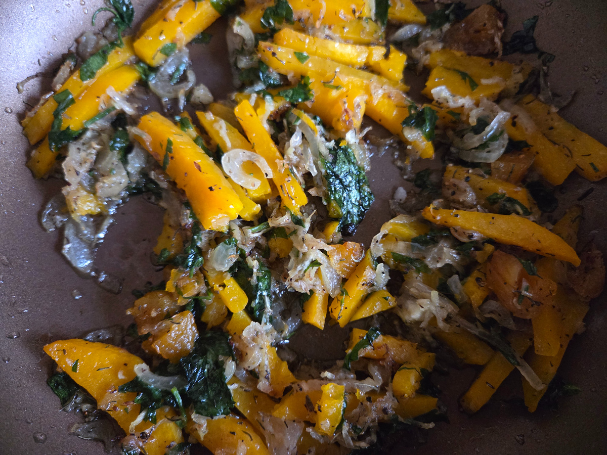 Лук, зелёная редька, тыква брусочками и очень мелко порезанная курага, и ещё совсем немного петрушки. Специи обязательно: чабер (он великолепно подходит к тыкве), перец, итальянские травы