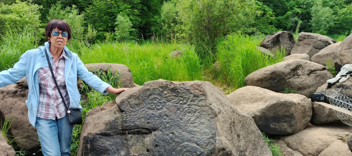 Светлана Николаевна Оненко среди петроглифов Сикачи-Аляна