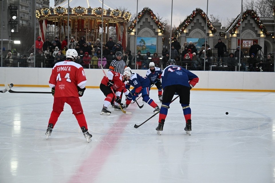    На катке «Московские сезоны» состоялся благотворительный хоккейный матч в рамках фестиваля «Путешествие в Рождество» и проекта «Зима в Москве». Михаил ФРОЛОВ