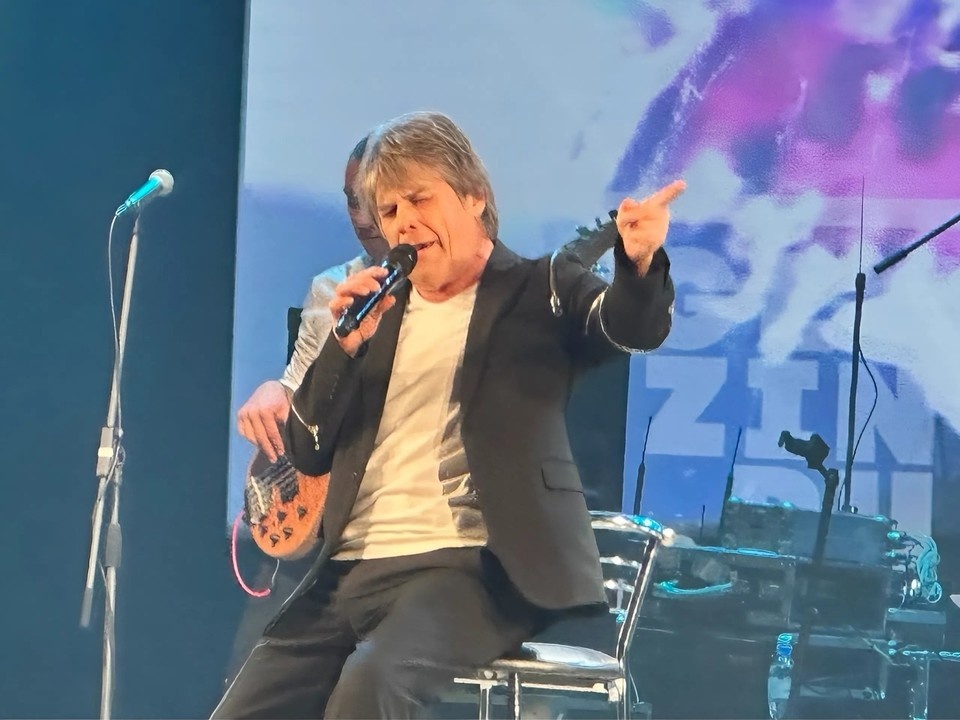    «Ты не ангел», «Пепел издалека» и другие шлягеры томичи пели вместе с артистом. Фото: Татьяна Чиркова