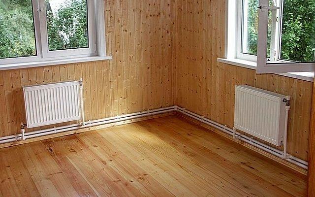 Простая и эффективная двухтрубная система, боковое диагональное подключение. Вот только вместо запорных кранов на подаче лучше установить термоклапан с головой. И трубы на подаче можно сделать аккуратнее (прижать к стене), используя вверху угол 45°. Наверно, у мастера только 90° были под рукой...