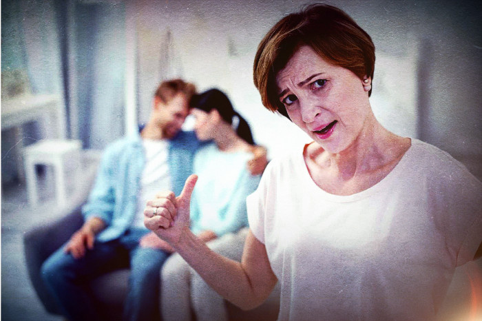 — Звезды предсказали, что ты скоро покинешь нашу семью! — зловещим голосом сказала свекровь… Молодая женщина застыла в шоке… (2/8)