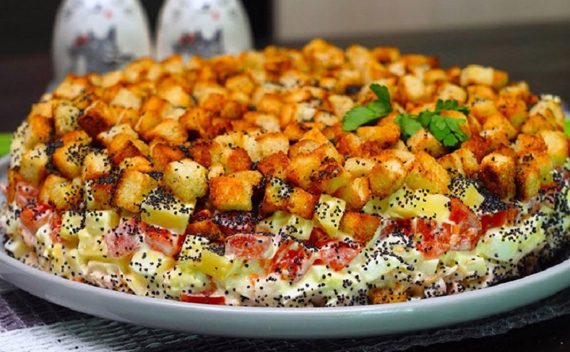 Курица под шубой: салат, который становится звездой любого застолья