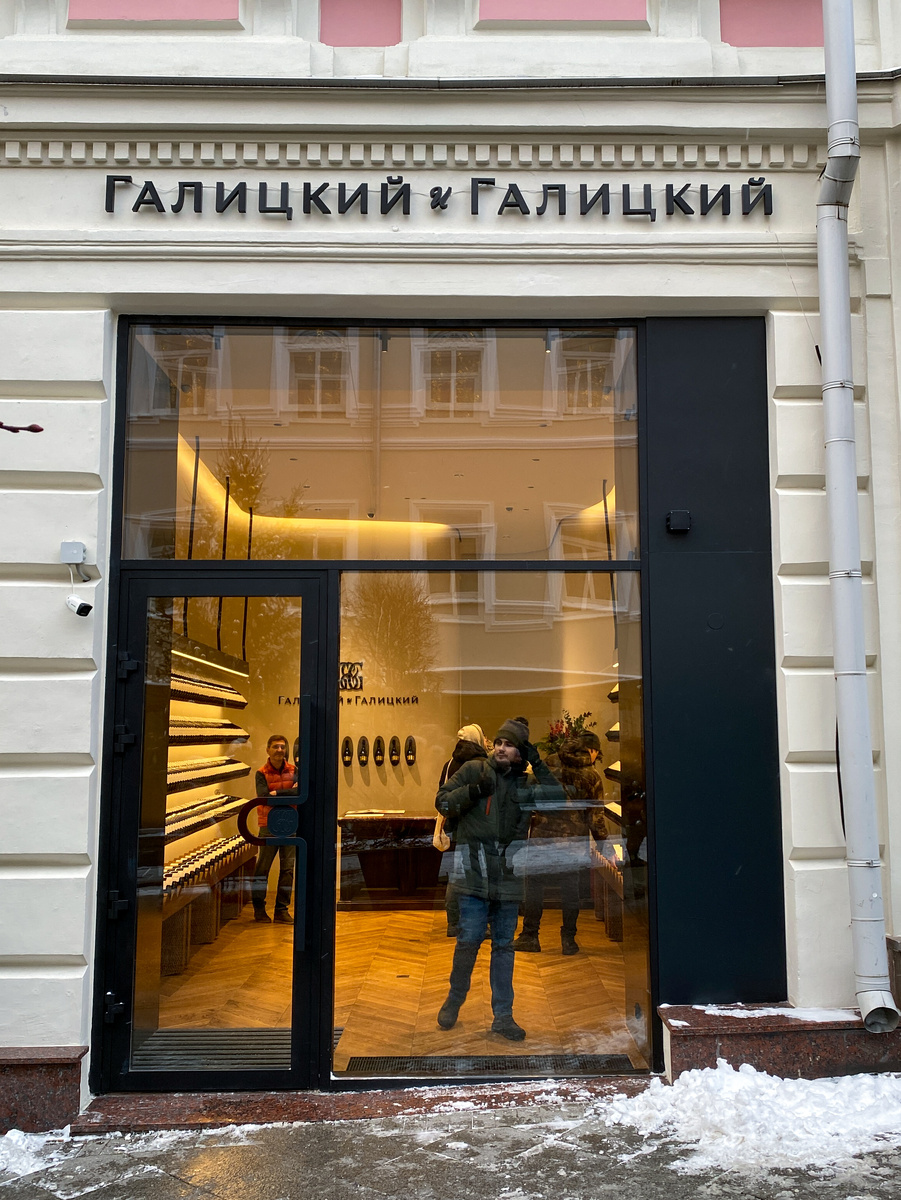 Входная группа бутика «Галицкий и Галицкий» на Кузнецком мосту в Москве. Первый собственный магазин известной российской винодельни 