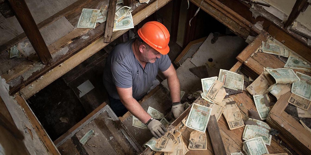 Рабочие сорвали пол — и замерли: под домом нашли деньги, о которых молчали 100 лет