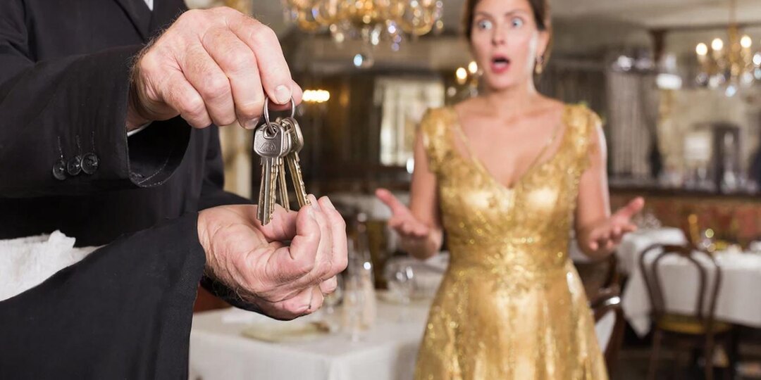 На свадьбе сына сватья громко объявила, что мы "нищеброды", но мой подарок заставил её замолчать...