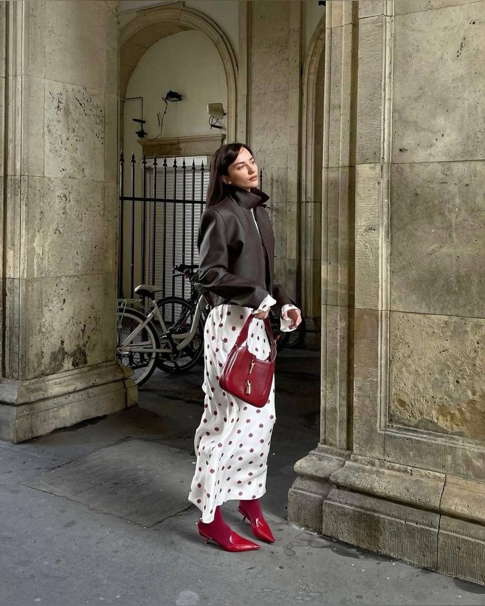 Добавлять краски в образы я начну очень деликатно и аккуратно. Мой любимый принт - это горох и именно такой цветовой акцент я могу себе позволить.